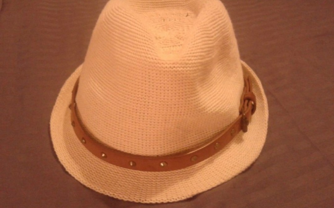 Le chapeau en tissu teinte beige