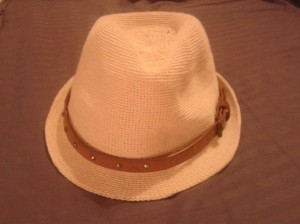 Le chapeau en tissu teinte beige
