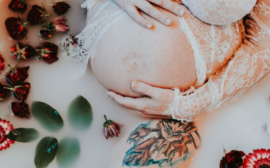 Photographe grossesse : comment organiser une séance bain de lait ?