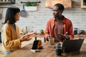 Couple Communication et écoute, essentiels dans la relation de coupleatting at Breakfast