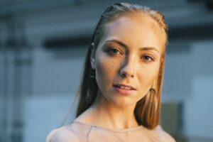 Maquillage et coiffure minimalistes