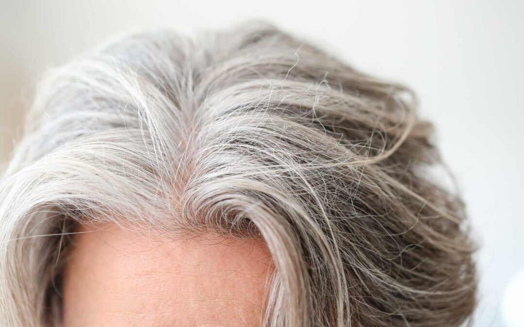 Comment embrasser et prendre soin de ses cheveux gris ?