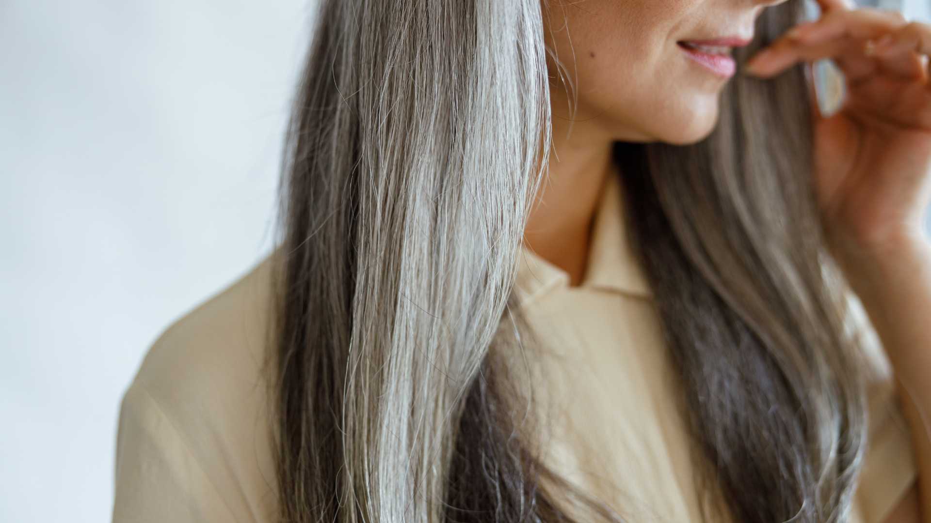 femme au cheveux gris