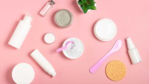 crème et cosmétique sur fond rose