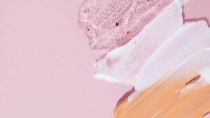 crème visage sur fond rose