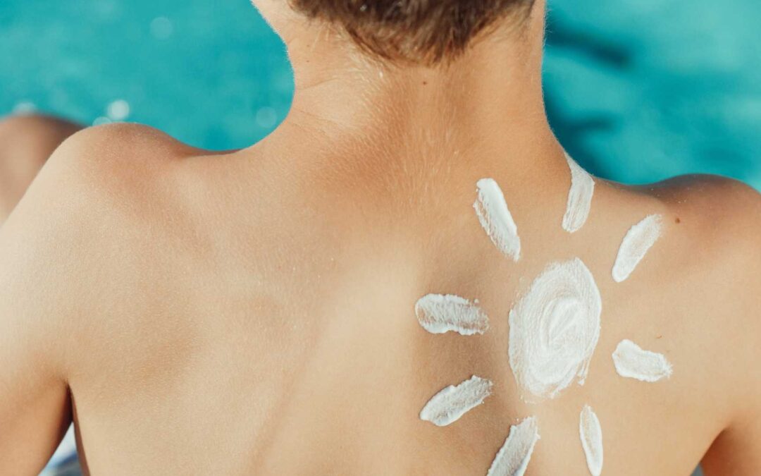 Pourquoi est-il important de penser à la protection solaire au-delà de l’utilisation de crèmes SPF ?