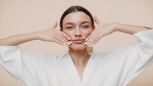 femme qui se masse le visage