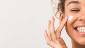 femme avec crème sur le visage