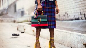 femme avec un sac gucci